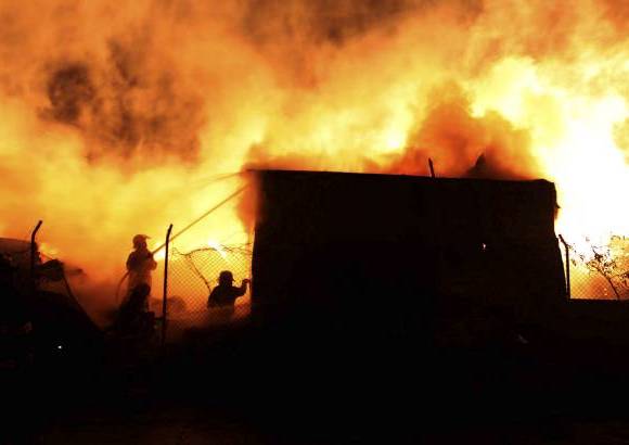 Manuel Saldarriaga - El incendio se presentó en la madrugada de este miércoles en el barrio Primavera del Municipio de Envigado. La conflagración comenzó en un deposito de maderas y las llamas alcanzaron cerca de 30 metros.