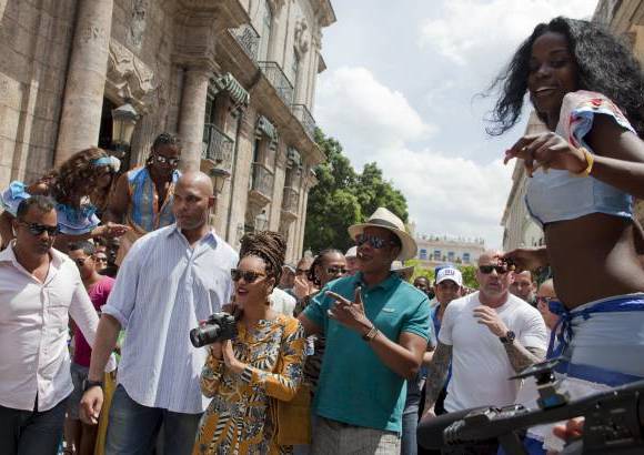 AP - Los guardaespaldas de la pareja llamaron la atención de los vecinos del popular barrio de Centro Habana, por lo que la gente se aglomeró y dio gritos hasta que la diva salió por la ventana a saludarlos.