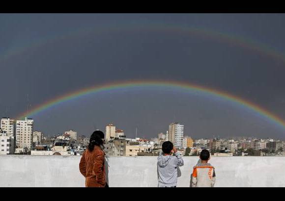 AP - El arco iris se ve en la regi&#243;n de Palestina luego de fuertes lluvias en la ciudad de Gaza.