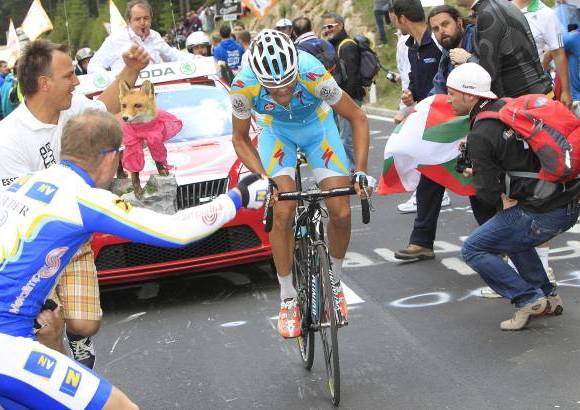 Reuters - Esta fue una de las etapas m&#225;s dif&#237;ciles del Giro de este a&#241;o, con cinco ascensos de categor&#237;a en la ruta de 198 kil&#243;metros desde Treviso hasta Val di Fiemme, incluyendo dos ascensos en el imponente Passo Pampeago y un tercero de categor&#237;a uno.