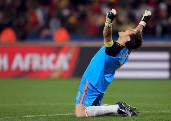 Reuters - La alegr&#237;a de Iker Casillas ante la clasificaci&#243;n de su equipo a las semifinales.