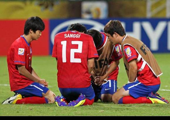 Reuters - Fernando Pacheco, el portero espa&#241;ol, fue la figura del primer periodo; les ataj&#243; tres remates claros de gol. El segundo se jug&#243; en la mitad, sin claridad y con pocas opciones de gol. Espa&#241;a lleg&#243; m&#225;s.