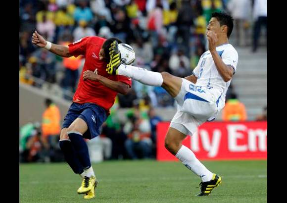 AP - La derrota frente a los chilenos en su segundo Mundial no ha impedido ver algunos trazos de buen fútbol más fuerza, velocidad y orden en el equipo hondureño, que no se descompuso a pesar de los constantes ataques de los suramericanos, que marcaron el ritmo del partido y merecieron llevarse los tres puntos.