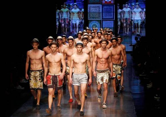 AP - En su nueva colecci&#243;n D&G muestra prendas se inspiraci&#243;n &#233;tnica.