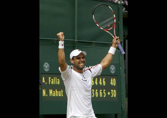Reuters - En Wimbledon, el colombiano consigui&#243; la segunda ronda del cuadro principal en 2004, 2006 y 2007, y el triunfo de este jueves se convierte en una haza&#241;a para el vallecaucano.