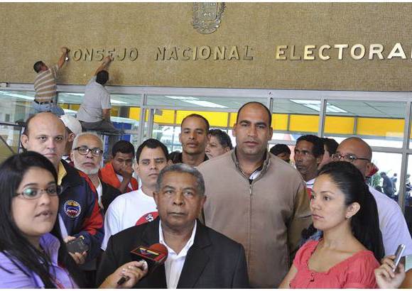 Cortes&#237;a - Orlando Chirino es candidato por el Partido Socialismo y Libertad. Se ha destacado como dirigente sindical y hasta el a&#241;o 2005 acompa&#241;&#243; al presidente Hugo Ch&#225;vez.