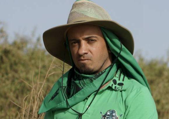Cortes&#237;a Canal Caracol - Juli&#225;n Alberto Arias. 32 A&#241;os. Bogot&#225;. Fumigador. Se considera un guerrero con el coraje necesario para enfrentar esta aventura. Casado, con 3 hijos. Trabaja como fumigador de insectos en una empresa familiar. Fiel televidente de todos los Desaf&#237;os. Se describe como un bac&#225;n, alegre, noble y con empuje. Le molesta la gente hip&#243;crita, que conspira, que no dice las cosas de frente.