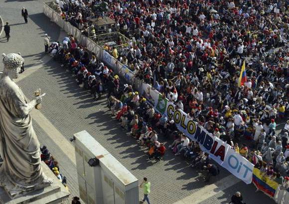 Andrés Piscov - Cientos de colombianos asistieron este domingo a la Plaza de San Pedro, para presenciar la ceremonia de canonización de la Madre Laura Montoya Upegui.