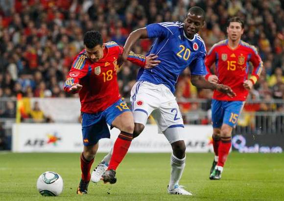 Reuters - Salvo el lesionado central del Barcelona Carles Puyol, Del Bosque aline&#243; al once que venci&#243; 1-0 a Holanda en la final de Sud&#225;frica 2010. El equipo espa&#241;ol comenz&#243; el partido con fuerza, pero Colombia tambi&#233;n tuvo ocasiones de gol.