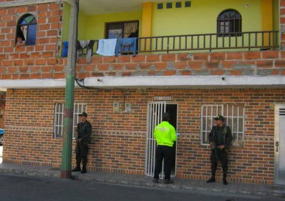 Cortes&#237;a: Polic&#237;a - Los bienes pertenecen principalmente al presunto cabecilla de la organizaci&#243;n, un sujeto de nombre Carlos Mario Triana V&#225;squez, conocido con el alias de Gordo Chiquito, capturado por la Polic&#237;a en febrero de 2011.