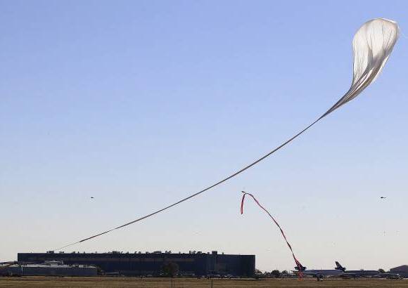 AP - Despu&#233;s de varias horas de retraso por el viento en Roswell, Estados Unidos, el globo que arrastra la nave en la que viaja el aventurero parti&#243; a para alcanzar la altura desde la que se lanzar&#225; en ca&#237;da libre.