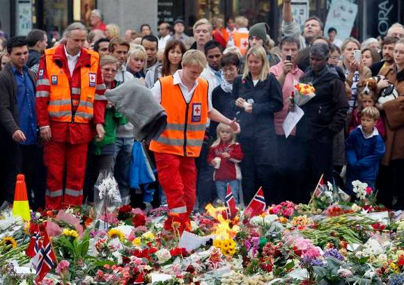 Reuters - Con flores, mensajes y pancartas los noruegos rindieron tributo a las v&#237;ctimas.
