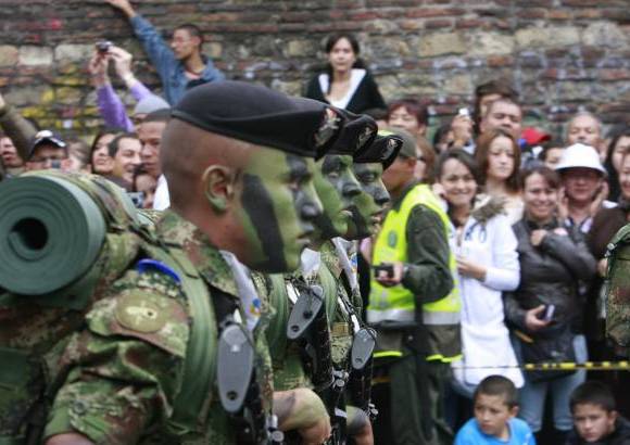 Colprensa - Un soleado d&#237;a, en el que tambi&#233;n el Congreso instalar&#225; un nuevo per&#237;odo de sesiones, permiti&#243; que propios y extra&#241;os se apostaran al lado y lado de una de las c&#233;ntricas v&#237;as de Bogot&#225; para apreciar el desfile de militares, que lucieron sus mejores galas para la fiesta patria.