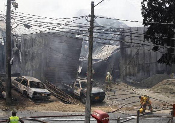 Foto Manuel Saldarriaga - La llamas destruyeron la f&#225;brica de icopor.
