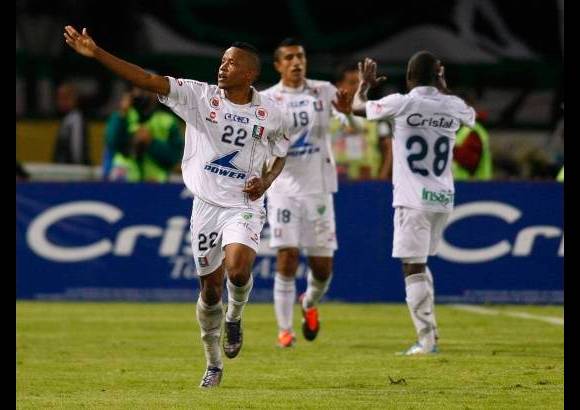 Reuters - Alrededor de 32.000 aficionados ocuparon los grader&#237;as del estadio Palogrande de la ciudad de Manizales.