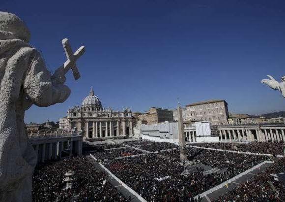 - El sol, que ha acompa&#241;ado a Benedicto XVI en todas sus apariciones publicas desde que el 11 de febrero anunciara que el 28 abandonaba el Pontificado, tampoco falt&#211; a su cita aportando una calidez y una luz l&#237;mpida.