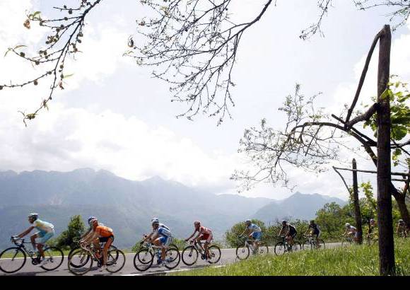 Reuters - Impactantes panor&#225;micas del territorio italiano al paso de la caravana en la que siguen los cuatros colombianos: Ur&#225;n, Sergio Luis Henao, Miguel &#193;ngel Rubiano y Jos&#233; Serpa.