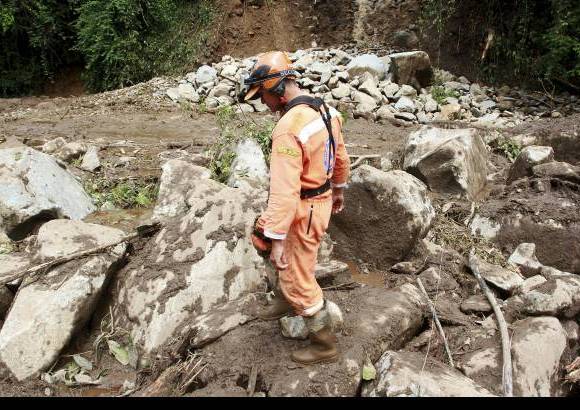 Foto Esteban Vanegas - El deslizamiento, ocasionado por las fuertes lluvias en la zona, arras&#243; con dos habitaciones, donde se hospedan conductores que se movilizan al sur del pa&#237;s, ubicadas en la troncal occidental, en la v&#237;a a Manizales.