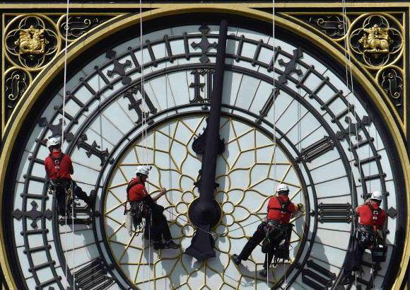 Reuters - Las agujas del Big Ben de Londres se&#241;alan las doce en punto desde el lunes, cuando el mecanismo del reloj se desconect&#243; para facilitar unas labores de limpieza que se prolongar&#225;n hasta el jueves.
