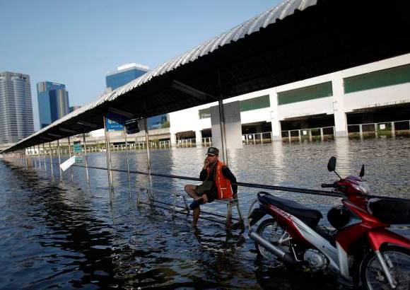 Reuters - Bangkok est&#225; parcialmente anegada y el Gobierno intenta con sus recursos impedir que el agua acceda al centro de la urbe.