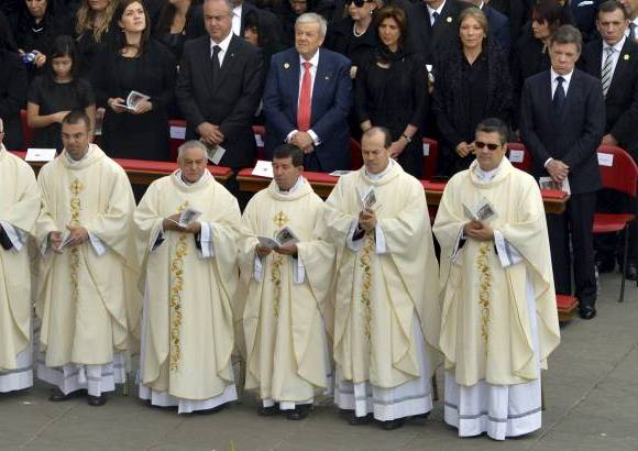 Andrés Piscov - El presidente Juan Manuel Santos, su esposa, María Clemencia Rodríguez y la canciller, María Ángela Holguín, este domingo en la ceremonia de canonización de la Madre Laura Montoya Upegui, en la Plaza de San Pedro.