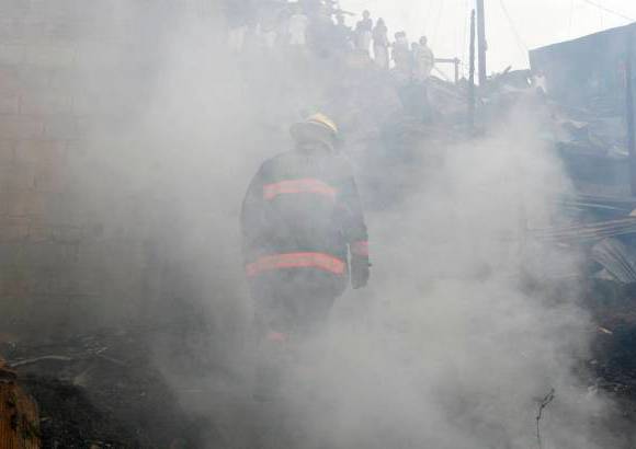 Esteban Vanegas - La falta de hidrantes dificult&#243; la labor de los bomberos.