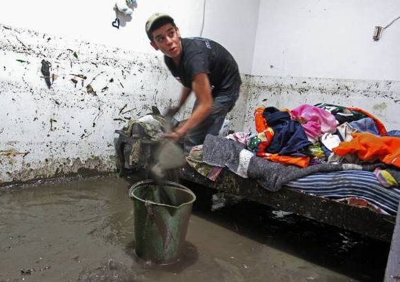 Esteban Vanegas - El agua dej&#243; el rastro en las viviendas. Alcanz&#243; a subir m&#225;s de un metro, dicen los afectados.