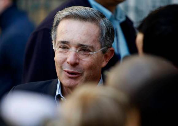 Reuters - El Presidente �lvaro Uribe V�lez vot� en la mesa 57.