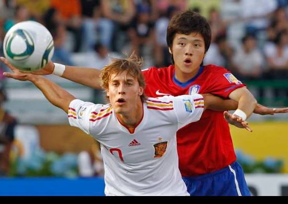 Reuters - Sergio Canales, el generador de juego espa&#241;ol, gravit&#243; poco al comienzo por falta de un socio pero paulatinamente por el costado izquierdo se hizo notar con cierto peligro.