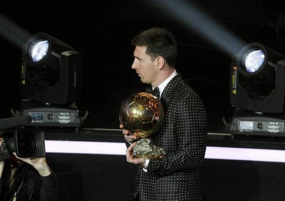 Reuters - Acostumbrados a su habitual indumentaria informal, el cambio radical que ofrece el jugador cuando se presenta en un evento social impresiona a todos por su atrevimiento.