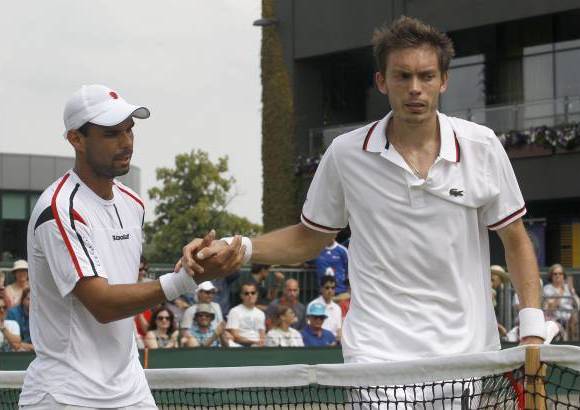 Reuters - Falla super&#243; al franc&#233;s Nicolas Mahut en el c&#233;sped de Wimbledon con parciales 6-4, 6-3, 4-6, 4-6 y 7-5.