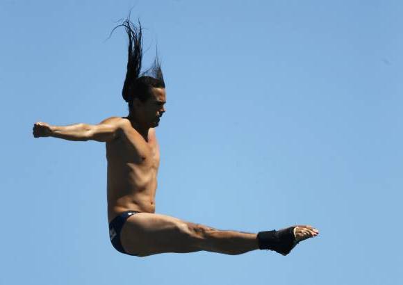 Reuters - De Colombia, Orlando Duque realiza una inmersi&#243;n en la primera ronda de salto de altura de 27 metros de alto durante el Campeonato Mundial de Nataci&#243;n en Barcelona.