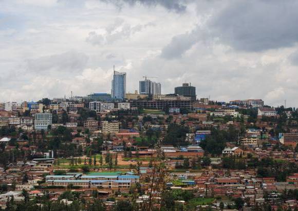 AFP - El régimen de Kagame, en el poder desde el año 2000, ha impulsado la transición de la economía desde un modelo agrario a otro basado en el sector servicios y el conocimiento. La pujante economía ruandesa y la calidad de los servicios públicos, son los baluartes de Kagame ante una comunidad internacional que rara vez recuerda las sombras de su mandato en el terreno de los derechos humanos.