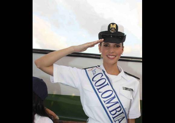 Colprensa - En el Gloria, el buque insignia de la Armada Nacional, las 24 candidatas y la actual Señorita Colombia, Natalia Navarro, compartieron un tiempo especial con los niños beneficiados con el programa de Postobon, Red Juntos de Agua Oasis.