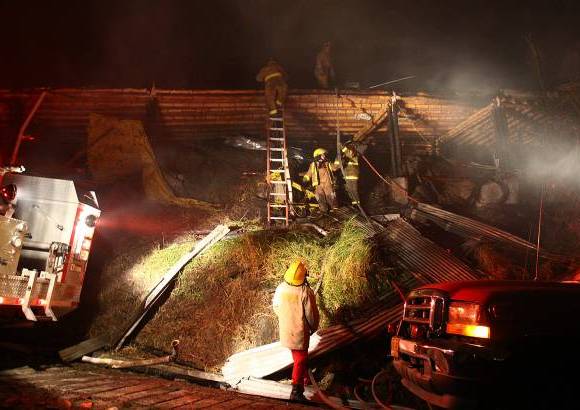 Edwin Bustamante - Debido a la fuerza de las llamas fue necesario evacuar una familia de una casa vecina.