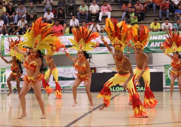 Hern&#225;n Vanegas - El grupo Proyecci&#243;n Folcl&#243;rica Carlos P&#233;rez Mej&#237;a lider&#243; la inauguraci&#243;n este mi&#233;rcoles del Mundial de F&#250;tbol de Sal&#243;n en el coliseo Tulio Ospina de Bello.