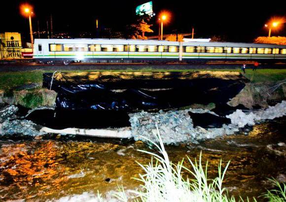 FOTO JUAN ANTONIO S&#193;NCHEZ - Este lunes realizaron an&#225;lisis y mitigaci&#243;n de suelo, pusieron equipos de monitoreo, que establecieron que hab&#237;a un alto riesgo, por lo que determinaron suspender la circulaci&#243;n del metro.