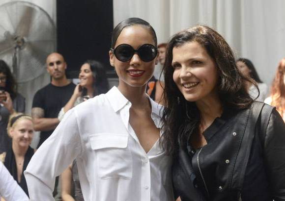 Reuters - La cantante Alicia Keys junto a la dise&#241;adora de modas Ali Hewson antes de la presentaci&#243;n de Edun.