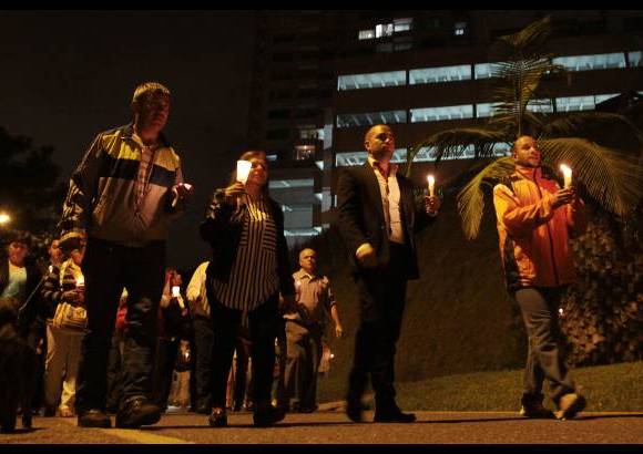 Hern&#225;n Vanegas - En Colombia y en el exterior muchas personas se unieron a la marcha y encendieron velas como acto simb&#243;lico por la vida.