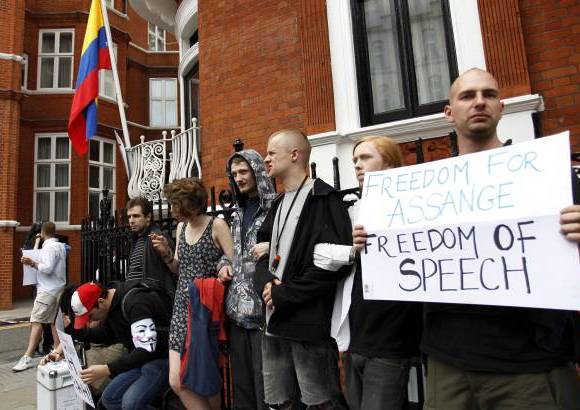 AP - Alrededor de doscientos partidarios del fundador de WikiLeaks, Julian Assange, se congregaron en el exterior de la embajada de Ecuador en Londres.