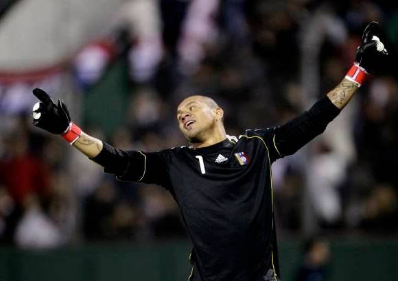 Reuters - En el &#250;ltimo suspiro del encuentro, el arquero Renny Vega pein&#243; un tiro de esquina y Perozo anot&#243; el gol del empat&#233;.