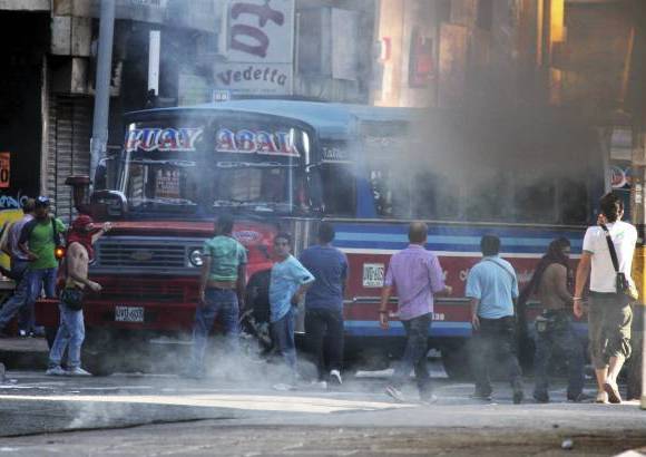 Esteban Vanegas - En la ma&#241;ana de este lunes se presentaron fuertes protestas por parte de algunos vendedores ambulantes de Medell&#237;n.