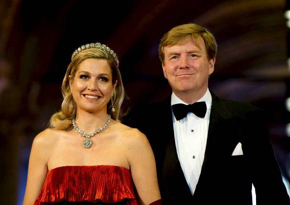 AP - El protocolo holand&#233;s requer&#237;a para esta cena traje largo para las damas y esmoquin para los caballeros. Aqu&#237; el pr&#243;ximo rey Guillermo Alejandro y la reina consorte M&#225;xima.