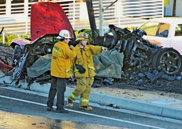 AP - Seg&#250;n el departamento de Polic&#237;a del condado de Los &#193;ngeles, el accidente tuvo lugar en torno a las 3:30 de la tarde. Las autoridades dieron con un auto envuelto en llamas y encontraron dos v&#237;ctimas en su interior.