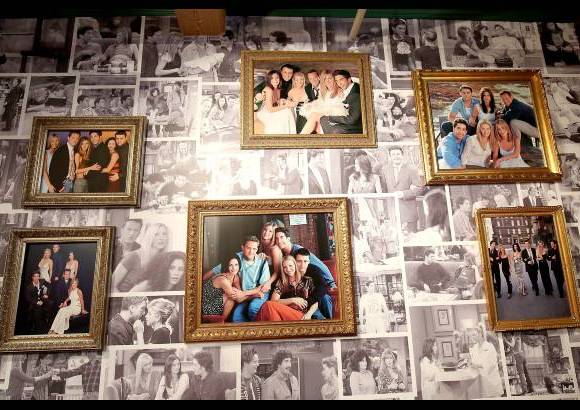AFP - En el caf&#233; hay un mural con fotograf&#237;as de la serie.