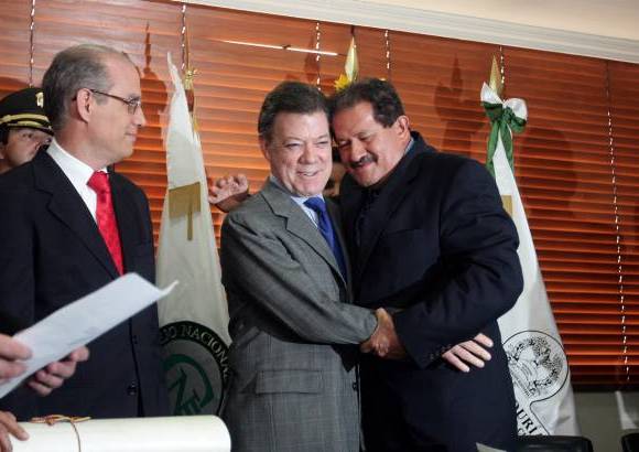 Colprensa-Christian Castillo M. - Juan Manuel Santos y el vicepresidente, Angelino Garz&#243;n, recibieron las credenciales que los designa como tal en sus cargos.