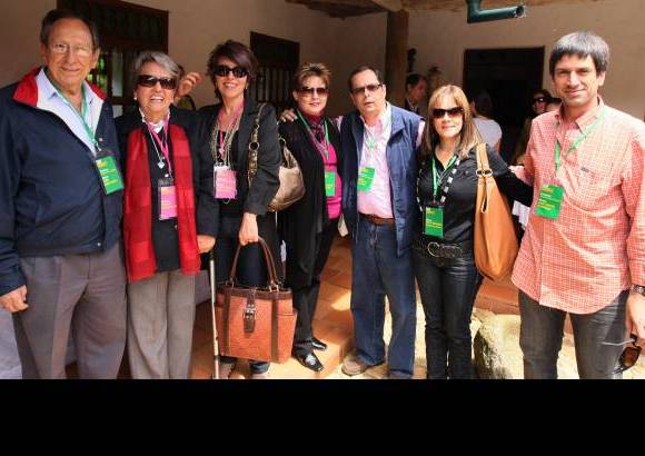 Jaime P&#233;rez - Juan G&#243;mez Mart&#237;nez, &#193;ngela Ceballos de G&#243;mez, &#193;ngela Mar&#237;a G&#243;mez Ceballos, Mar&#237;a Cristina Molina de Villa, Alejandro Villa G&#243;mez, Mar&#237;a Adelaida Escobar de G&#243;mez y Juan Camilo G&#243;mez Mora.