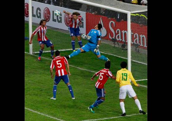 Reuters - Los goles de Paraguay en la definici&#243;n desde los 12 pasos fueron convertidos por Marcelo Estigarribia y Cristian Riveros.