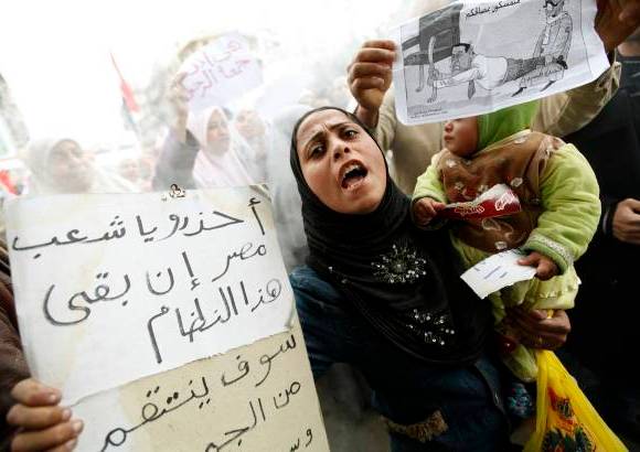 Reuters - Unas con el &quot;niqab&quot; (velo que cubre todo el cuerpo salvo los ojos) y otras con el cabello al aire salen a participar en las protestas contra el gobierno de Hosni Mubarak.