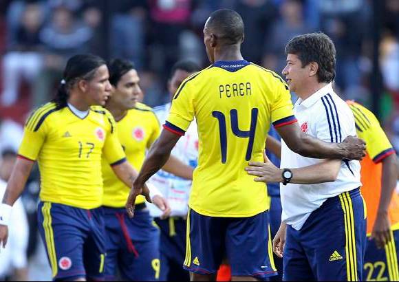 Reuters - Amaranto Perea celebra con el técnico Hernán Bolillo Gómez la victoria ante Bolivia.